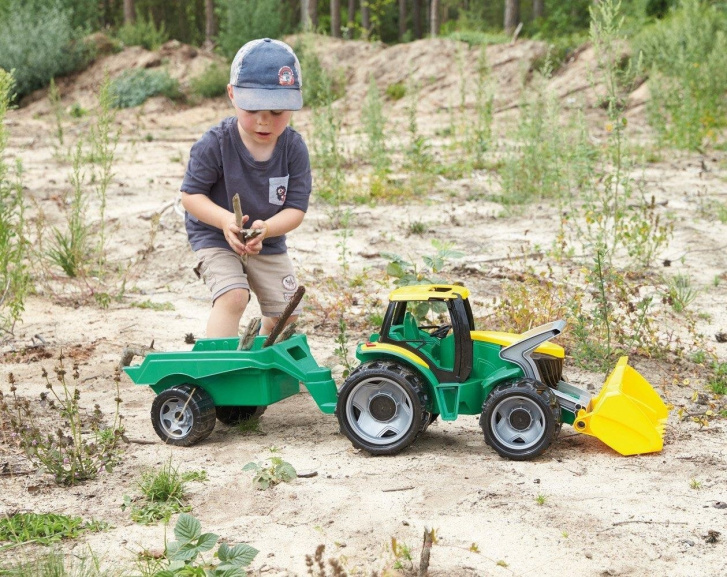 Traktor s lžící a vlečkou