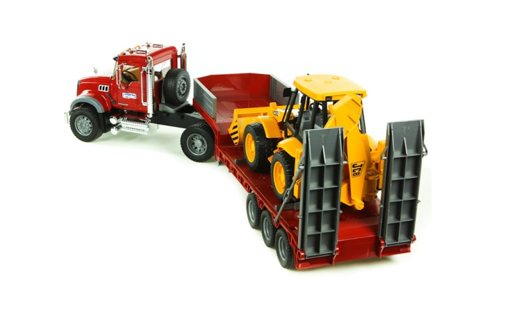 Nákladní vůz Mack s prívěsom a bagrem Jcb