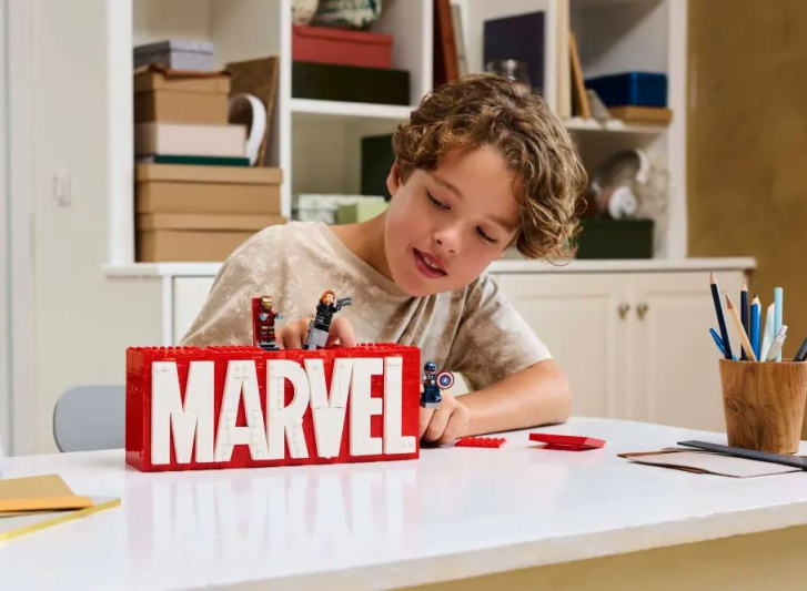 76313 Lego Marvel – Logo Marvel a mini figurky