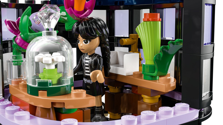 76784 Lego Wednesday – Černá jiřina